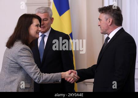 La ministre des Affaires étrangères de la Suède, Ann Linde, se met à serrer la main avec un membre de la présidence de la Bosnie-Herzégovine, Zeljko Komsic, avant la réunion, à Sarajevo, en Bosnie-Herzégovine, sur le 12 avril 2022. Photo: Armin Durgut/PIXSELL Banque D'Images