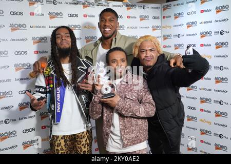 Bob Vylan, Anthony Joshua et Kid Bookie au Mobo Awards 2022 à l'OVO Arena Wembley, Londres. Date de la photo: Mercredi 30 novembre 2022. Banque D'Images