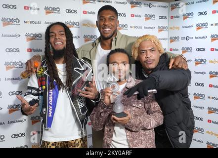 Bob Vylan, Anthony Joshua et Kid Bookie au Mobo Awards 2022 à l'OVO Arena Wembley, Londres. Date de la photo: Mercredi 30 novembre 2022. Banque D'Images