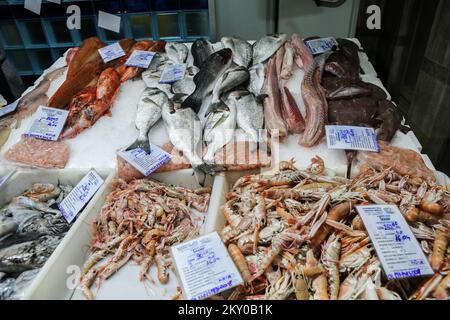 Les poissons et les crevettes sont photographiés sur un marché aux poissons du marché de Dolac le Vendredi Saint, à Zagreb, en Croatie, sur 15 avril 2022. Photo: Zeljko Hladika/PIXSELL Banque D'Images