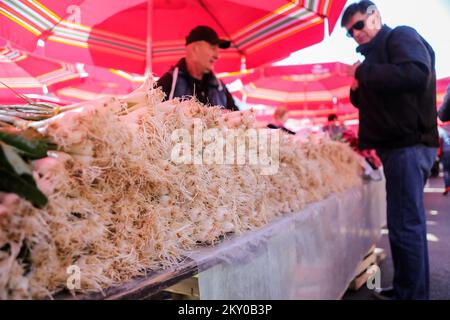 Les oignons de printemps sont photographiés au marché de Dolac le vendredi Saint, à Zagreb, en Croatie, sur 15 avril 2022. Photo: Zeljko Hladika/PIXSELL Banque D'Images