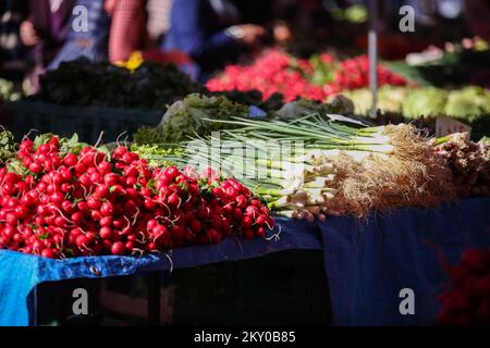 Les radis et les ciboules sont photographiés au marché de Dolac le vendredi Saint, à Zagreb, en Croatie, sur 15 avril 2022. Photo: Zeljko Hladika/PIXSELL Banque D'Images