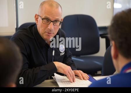 Queens (N.Y.), le 15 novembre 2012 Tom Sargione, chef de la Section des opérations de la FEMA, s'adresse à Alexander Romanov, directeur du Service de sauvetage par téléphone portable russe de l'État fédéral, à Moscou, et à Alexey Audeev, directeur adjoint de l'EMERCOM du Département de la coopération internationale de Russie, lors d'une visite du Bureau de terrain conjoint DR-4085 de la FEMA à Queens (New York). New York ouragan Sandy. Photographies relatives aux programmes, aux activités et aux fonctionnaires de gestion des catastrophes et des situations d'urgence Banque D'Images