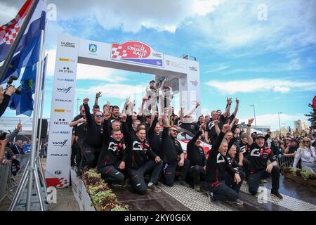 ZAGREB, CROATIE - AVRIL 24 : Kalle Rovanpera, de Finlande, et Jonne Halttunen, de Finlande, célèbrent avec leurs membres de l'équipe WRT Toyota Gazoo Racing, leur victoire sur le podium final à Zagreb au cours du quatrième jour du Championnat du monde de rallye de la FIA en Croatie sur 24 avril 2022 à Zagreb, en Croatie. Photo: Matija Habljak/PIXSELL Banque D'Images