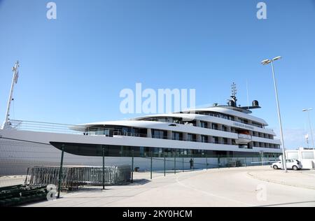 Moderne Yacht de luxe Emerald Azzura est vu à la mer Port Sibenik sur 26 avril 2022 à Sibenik, Croatie. Le yacht fait 110 mètres de long et a une capacité de 100 passagers. Photo: Dusko Jaramaz/PIXSELL Banque D'Images