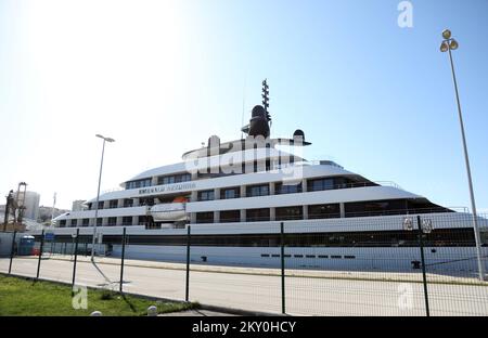 Moderne Yacht de luxe Emerald Azzura est vu à la mer Port Sibenik sur 26 avril 2022 à Sibenik, Croatie. Le yacht fait 110 mètres de long et a une capacité de 100 passagers. Photo: Dusko Jaramaz/PIXSELL Banque D'Images