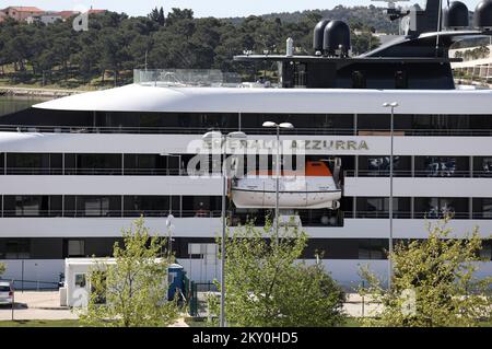 Moderne Yacht de luxe Emerald Azzura est vu à la mer Port Sibenik sur 26 avril 2022 à Sibenik, Croatie. Le yacht fait 110 mètres de long et a une capacité de 100 passagers. Photo: Dusko Jaramaz/PIXSELL Banque D'Images