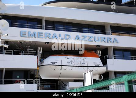 Moderne Yacht de luxe Emerald Azzura est vu à la mer Port Sibenik sur 26 avril 2022 à Sibenik, Croatie. Le yacht fait 110 mètres de long et a une capacité de 100 passagers. Photo: Dusko Jaramaz/PIXSELL Banque D'Images