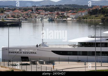 Moderne Yacht de luxe Emerald Azzura est vu à la mer Port Sibenik sur 26 avril 2022 à Sibenik, Croatie. Le yacht fait 110 mètres de long et a une capacité de 100 passagers. Photo: Dusko Jaramaz/PIXSELL Banque D'Images