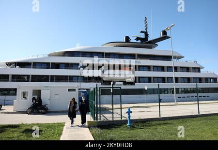 Moderne Yacht de luxe Emerald Azzura est vu à la mer Port Sibenik sur 26 avril 2022 à Sibenik, Croatie. Le yacht fait 110 mètres de long et a une capacité de 100 passagers. Photo: Dusko Jaramaz/PIXSELL Banque D'Images