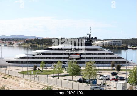 Moderne Yacht de luxe Emerald Azzura est vu à la mer Port Sibenik sur 26 avril 2022 à Sibenik, Croatie. Le yacht fait 110 mètres de long et a une capacité de 100 passagers. Photo: Dusko Jaramaz/PIXSELL Banque D'Images