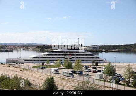 Moderne Yacht de luxe Emerald Azzura est vu à la mer Port Sibenik sur 26 avril 2022 à Sibenik, Croatie. Le yacht fait 110 mètres de long et a une capacité de 100 passagers. Photo: Dusko Jaramaz/PIXSELL Banque D'Images