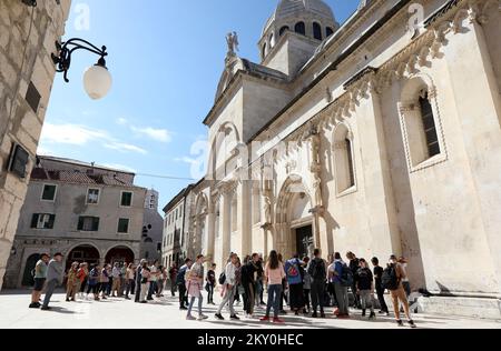 De plus en plus de touristes viennent à Sibenik, Croatie sur 26 avril 2022. À Sibenik, on peut voir la foule croissante dans les rues en raison de l'arrivée des touristes, ce qui rend le personnel touristique très heureux. Photo: Dusko Jaramaz/PIXSELL Banque D'Images