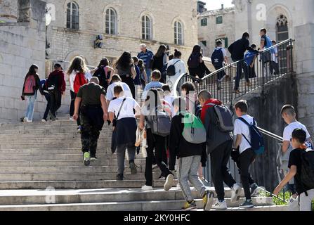 De plus en plus de touristes viennent à Sibenik, Croatie sur 26 avril 2022. À Sibenik, on peut voir la foule croissante dans les rues en raison de l'arrivée des touristes, ce qui rend le personnel touristique très heureux. Photo: Dusko Jaramaz/PIXSELL Banque D'Images