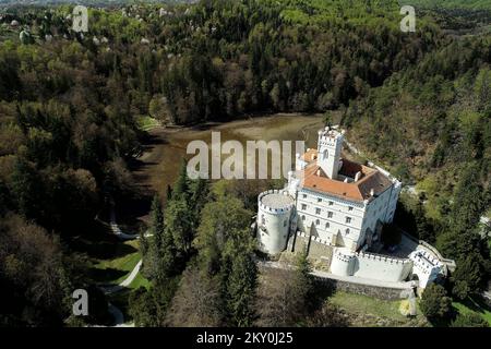 Vue sur le château de Trakoscan et lac artificiel séché à Trakoscan près de Krapina, Croatie sur 12 avril 2022. â€"17 le lac de la rivière ars est vidé en raison de l'entretien du lac et de l'élimination de la boue. Photo: Luka Stanzl/PIXSELL Banque D'Images