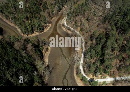 Vue sur le château de Trakoscan et lac artificiel séché à Trakoscan près de Krapina, Croatie sur 12 avril 2022. â€"17 le lac de la rivière ars est vidé en raison de l'entretien du lac et de l'élimination de la boue. Photo: Luka Stanzl/PIXSELL Banque D'Images