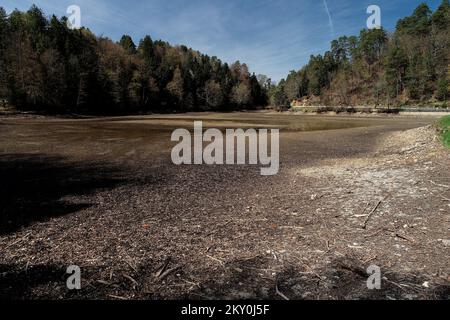 Vue sur le château de Trakoscan et lac artificiel séché à Trakoscan près de Krapina, Croatie sur 12 avril 2022. â€"17 le lac de la rivière ars est vidé en raison de l'entretien du lac et de l'élimination de la boue. Photo: Luka Stanzl/PIXSELL Banque D'Images