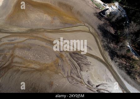 Vue sur le château de Trakoscan et lac artificiel séché à Trakoscan près de Krapina, Croatie sur 12 avril 2022. â€"17 le lac de la rivière ars est vidé en raison de l'entretien du lac et de l'élimination de la boue. Photo: Luka Stanzl/PIXSELL Banque D'Images