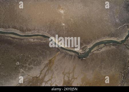 Vue sur le château de Trakoscan et lac artificiel séché à Trakoscan près de Krapina, Croatie sur 12 avril 2022. â€"17 le lac de la rivière ars est vidé en raison de l'entretien du lac et de l'élimination de la boue. Photo: Luka Stanzl/PIXSELL Banque D'Images