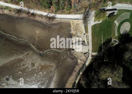 Vue sur le château de Trakoscan et lac artificiel séché à Trakoscan près de Krapina, Croatie sur 12 avril 2022. â€"17 le lac de la rivière ars est vidé en raison de l'entretien du lac et de l'élimination de la boue. Photo: Luka Stanzl/PIXSELL Banque D'Images