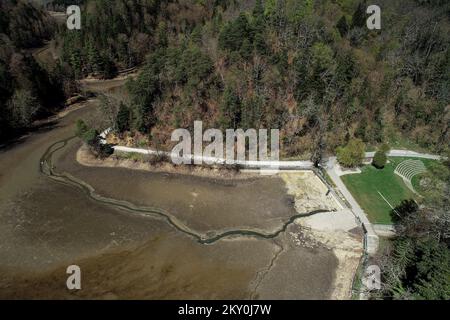 Vue sur le château de Trakoscan et lac artificiel séché à Trakoscan près de Krapina, Croatie sur 12 avril 2022. â€"17 le lac de la rivière ars est vidé en raison de l'entretien du lac et de l'élimination de la boue. Photo: Luka Stanzl/PIXSELL Banque D'Images