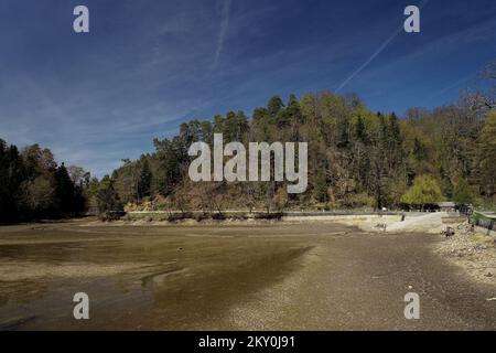 Vue sur le château de Trakoscan et lac artificiel séché à Trakoscan près de Krapina, Croatie sur 12 avril 2022. â€"17 le lac de la rivière ars est vidé en raison de l'entretien du lac et de l'élimination de la boue. Photo: Luka Stanzl/PIXSELL Banque D'Images