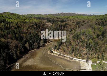 Vue sur le château de Trakoscan et lac artificiel séché à Trakoscan près de Krapina, Croatie sur 12 avril 2022. â€"17 le lac de la rivière ars est vidé en raison de l'entretien du lac et de l'élimination de la boue. Photo: Luka Stanzl/PIXSELL Banque D'Images