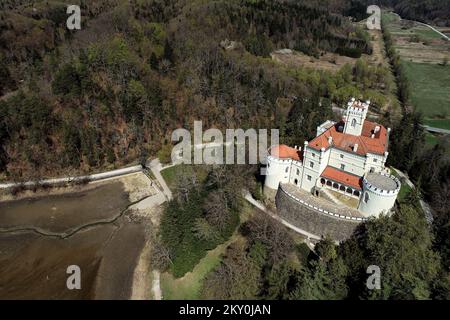 Vue sur le château de Trakoscan et lac artificiel séché à Trakoscan près de Krapina, Croatie sur 12 avril 2022. â€"17 le lac de la rivière ars est vidé en raison de l'entretien du lac et de l'élimination de la boue. Photo: Luka Stanzl/PIXSELL Banque D'Images