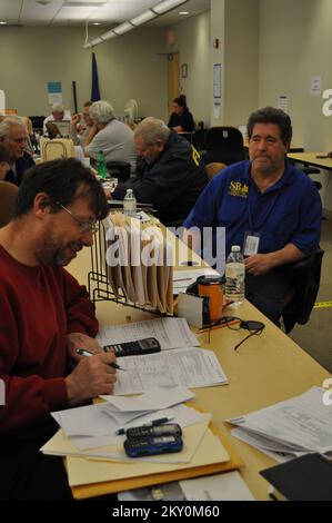 Hackensack, N.J., 16 novembre 2012 Un survivant des dommages causés par l'ouragan Sandy travaille par l'entremise de formulaires avec l'aide d'un représentant de l'administration des petites entreprises au Centre de reprise après sinistre situé sur la place du comté de Bergen à Hackensack. Des représentants des organismes fédéraux, locaux et d'autres organismes fédéraux sont disponibles à cet endroit et travaillent en collaboration avec la FEMA pour aider au processus de rétablissement. New Jersey ouragan Sandy. Photographies relatives aux programmes, aux activités et aux fonctionnaires de gestion des catastrophes et des situations d'urgence Banque D'Images