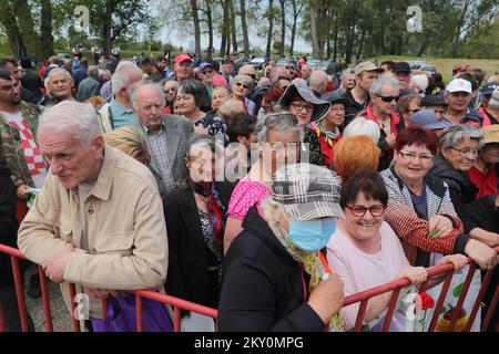 La fête du travail, fête nationale, a été célébrée dans toute la Croatie le 1st mai 2022. Les citoyens ont apprécié leur compagnie tout en mangeant des haricots traditionnels ragoût à Osijek. Dubravka Petric/PIXSELL Banque D'Images