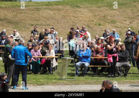 La fête du travail, fête nationale, a été célébrée dans toute la Croatie le 1st mai 2022. Les citoyens ont apprécié leur compagnie tout en mangeant des haricots traditionnels ragoût à Osijek. Dubravka Petric/PIXSELL Banque D'Images