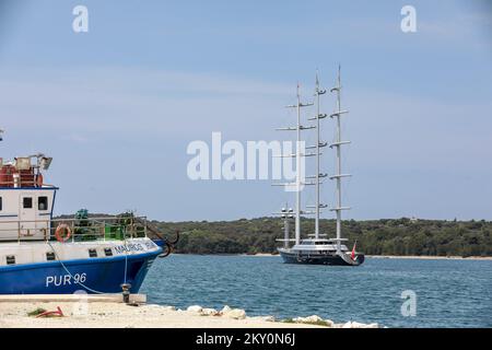 Bateau à voile de luxe Maltais Falcon est vu dans le port de Pula. Sous le drapeau maltais avec trois mâts et une longueur de 88 mètres, c'est l'un des yachts les plus rapides et les plus luxueux du monde. Ses cabines et ses berlines de luxe peuvent accueillir jusqu'à 16 passagers. Le faucon maltais est une interprétation super-moderne des voiliers à coupe classique, et 600 000 euros doivent être réservés pour une location de yacht hebdomadaire., à Pula, Croatie, sur 02 mai. 2022. Photo: Srecko Niketic/PIXSELL Banque D'Images