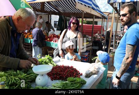 On peut voir les cerises rouges dans les stands du marché de Sibenik, où la vente des premiers fruits de cette année a commencé. Sibenik, Croatie, on 09 mai. 2022. Photo: Dusko Jaramaz/PIXSELL Banque D'Images