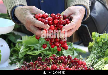 On peut voir les cerises rouges dans les stands du marché de Sibenik, où la vente des premiers fruits de cette année a commencé. Sibenik, Croatie, on 09 mai. 2022. Photo: Dusko Jaramaz/PIXSELL Banque D'Images