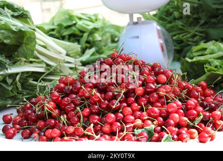 On peut voir les cerises rouges dans les stands du marché de Sibenik, où la vente des premiers fruits de cette année a commencé. Sibenik, Croatie, on 09 mai. 2022. Photo: Dusko Jaramaz/PIXSELL Banque D'Images