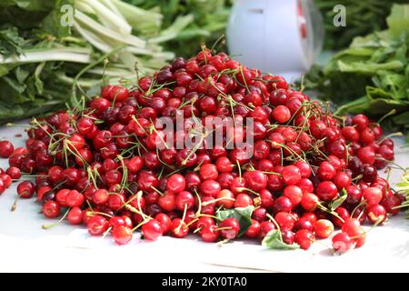 On peut voir les cerises rouges dans les stands du marché de Sibenik, où la vente des premiers fruits de cette année a commencé. Sibenik, Croatie, on 09 mai. 2022. Photo: Dusko Jaramaz/PIXSELL Banque D'Images