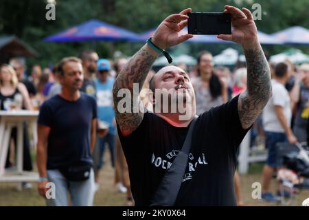 Les visiteurs apprécient la représentation du groupe TBF au future Scope Festival du lac Jarun à Zagreb, en Croatie, sur 15. Mai 2022. Photo: Davor Puklavec/PIXSELL Banque D'Images