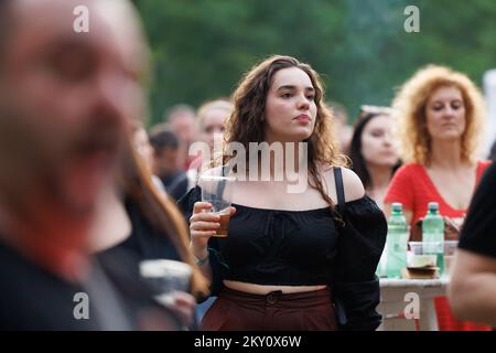 Les visiteurs apprécient la représentation du groupe TBF au future Scope Festival du lac Jarun à Zagreb, en Croatie, sur 15. Mai 2022. Photo: Davor Puklavec/PIXSELL Banque D'Images