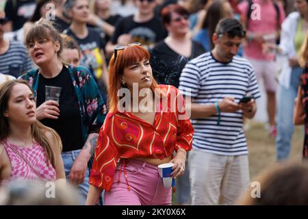 Les visiteurs apprécient la représentation du groupe TBF au future Scope Festival du lac Jarun à Zagreb, en Croatie, sur 15. Mai 2022. Photo: Davor Puklavec/PIXSELL Banque D'Images