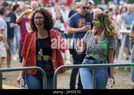 Les visiteurs apprécient la représentation du groupe TBF au future Scope Festival du lac Jarun à Zagreb, en Croatie, sur 15. Mai 2022. Photo: Davor Puklavec/PIXSELL Banque D'Images