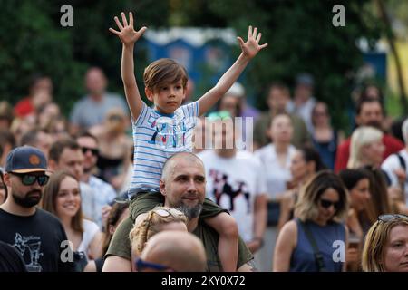 Les visiteurs apprécient la représentation du groupe TBF au future Scope Festival du lac Jarun à Zagreb, en Croatie, sur 15. Mai 2022. Photo: Davor Puklavec/PIXSELL Banque D'Images