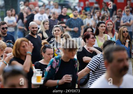 Les visiteurs apprécient la représentation du groupe TBF au future Scope Festival du lac Jarun à Zagreb, en Croatie, sur 15. Mai 2022. Photo: Davor Puklavec/PIXSELL Banque D'Images