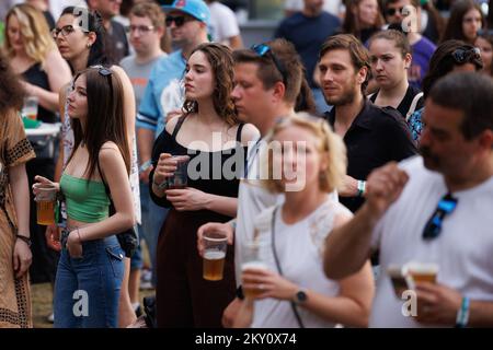 Les visiteurs apprécient la représentation du groupe TBF au future Scope Festival du lac Jarun à Zagreb, en Croatie, sur 15. Mai 2022. Photo: Davor Puklavec/PIXSELL Banque D'Images