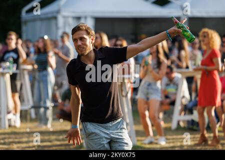Les visiteurs apprécient la représentation du groupe TBF au future Scope Festival du lac Jarun à Zagreb, en Croatie, sur 15. Mai 2022. Photo: Davor Puklavec/PIXSELL Banque D'Images