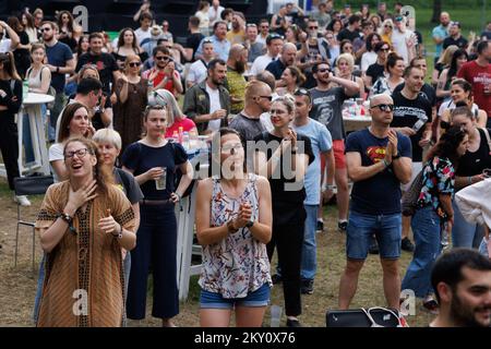 Les visiteurs apprécient la représentation du groupe TBF au future Scope Festival du lac Jarun à Zagreb, en Croatie, sur 15. Mai 2022. Photo: Davor Puklavec/PIXSELL Banque D'Images