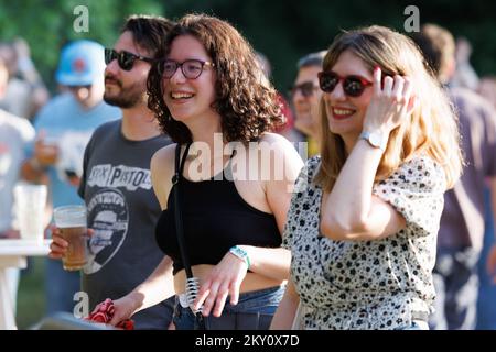 Les visiteurs apprécient la représentation du groupe TBF au future Scope Festival du lac Jarun à Zagreb, en Croatie, sur 15. Mai 2022. Photo: Davor Puklavec/PIXSELL Banque D'Images