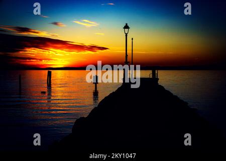 Coucher du soleil au bord du lac Banque D'Images