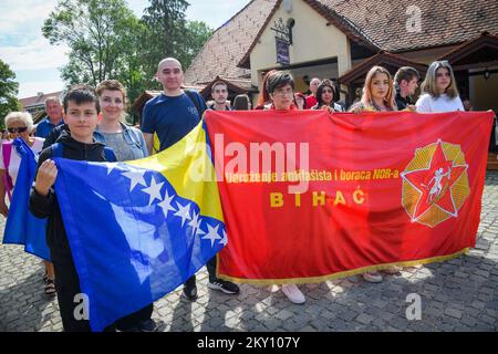 La photo montre les partisans de Josip Broz Tito devant son lieu de naissance à Kumrovec, Croatie, sur 21 mai 2022. L'Association des sociétés 'Josip Broz Tito' de Croatie célèbre la Journée de la Jeunesse et, depuis le matin, les visiteurs se rassemblent à Kumrovec. La Journée de la jeunesse a été célébrée dans l'ex-Yougoslavie à l'occasion de l'anniversaire du Président et maréchal de la République fédérative socialiste de Yougoslavie (RFSY) Josip Broz Tito. Photo: Josip Regovic/PIXSELL Banque D'Images