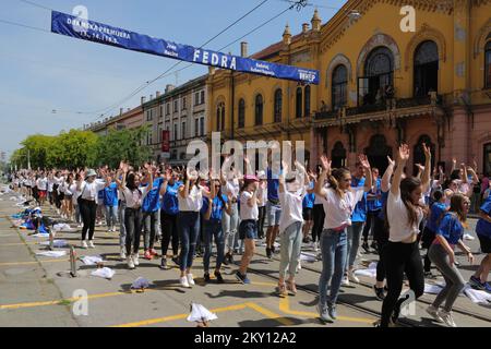 Après une pause de deux ans due à la pandémie du coronavirus, les diplômés du comté d'Osijek-Baranja ont dansé de nouveau la quadrille et ont célébré la fin de leur enseignement secondaire avec une danse. À Osijek, Croatie, sur 25 mai 2022. Photo: Dubravka Petric/PIXSELL Banque D'Images