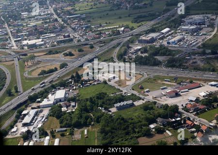 Vol avec le nouvel hélicoptère UH-60M Black Hawk offert par les États-Unis en République de Croatie à Zagreb, sur 25 mai 2022. Les hélicoptères seront principalement utilisés pour transporter des personnes et du matériel. Ils peuvent transporter jusqu'à 11 passagers et deux pilotes techniques. Ils peuvent développer une vitesse pouvant atteindre 360 kilomètres par heure, leur altitude de plafond est de six kilomètres et la distance de vol maximale de 511 kilomètres. Photo: Emica Elvedji/PIXSELL Banque D'Images